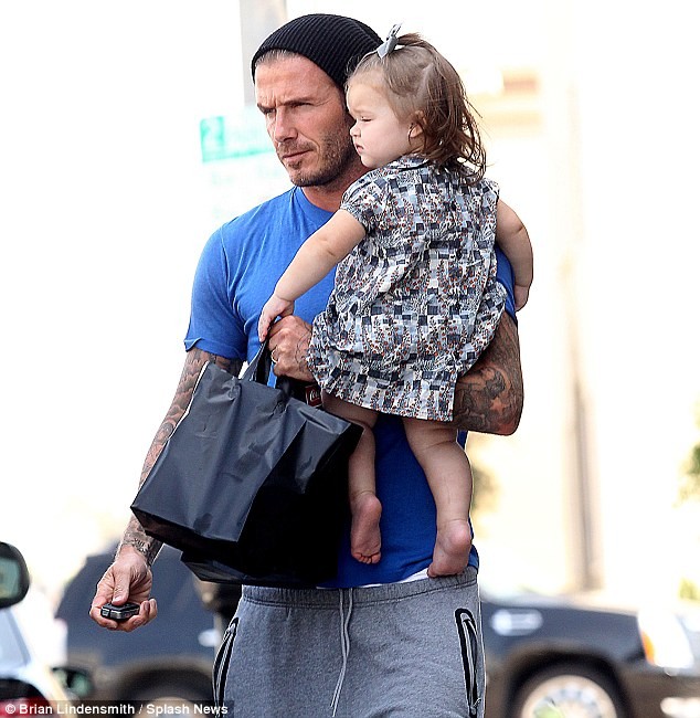 Becks cùng công chúa nhỏ của mình bước ra từ một nhà hàng ở Melrose Place, California.